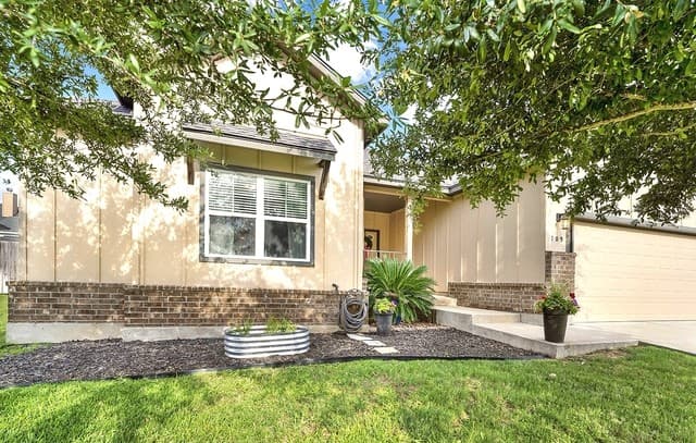 3-bedroom rental at 109 Grandview in Floresville, TX — photo 3