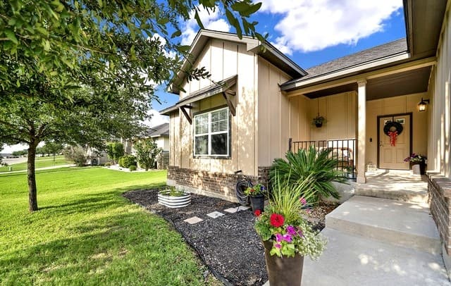 3-bedroom rental at 109 Grandview in Floresville, TX — photo 4
