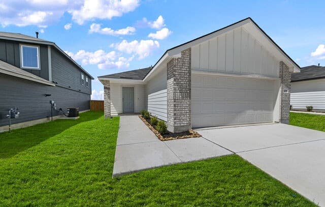 3-bedroom rental at 16059 Mahogany Way in Elmendorf, TX — photo 2