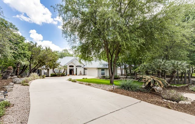 4-bedroom rental at 14014 Bluff Manor Dr in San Antonio, TX — photo 3