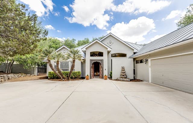 4-bedroom rental at 14014 Bluff Manor Dr in San Antonio, TX — photo 4
