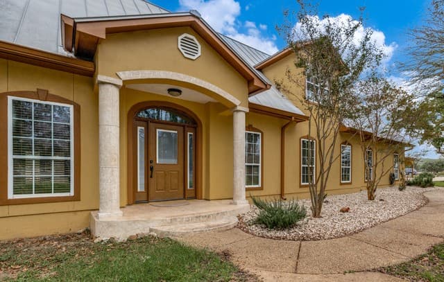 4-bedroom rental at 210 Yucca Cnyn in Spring Branch, TX — photo 3