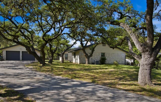 3-bedroom rental at 28337 Leslie Pfeiffer Dr in Boerne, TX — photo 2