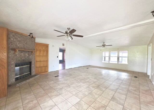 4-bedroom rental at 635 E Ditto Rd in Poteet, TX — photo 5