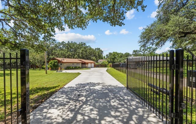 3-bedroom rental at 7123 W Beverly Mae Dr in San Antonio, TX — photo 1