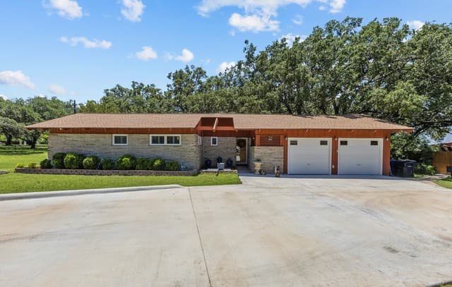 3-bedroom rental at 7123 W Beverly Mae Dr in San Antonio, TX — photo 3