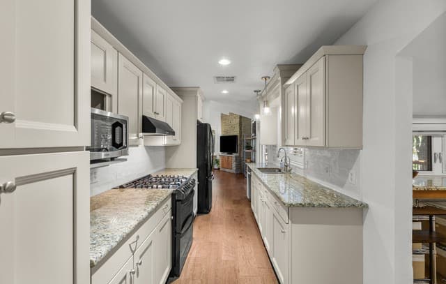 3-bedroom rental at 7123 W Beverly Mae Dr in San Antonio, TX — photo 5