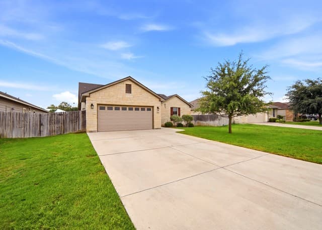 3-bedroom rental at 235 Valley Forge in Pleasanton, TX — photo 2