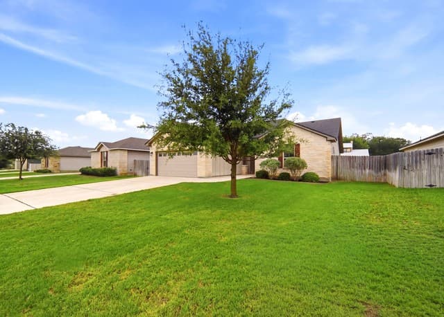 3-bedroom rental at 235 Valley Forge in Pleasanton, TX — photo 4