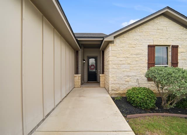 3-bedroom rental at 235 Valley Forge in Pleasanton, TX — photo 5