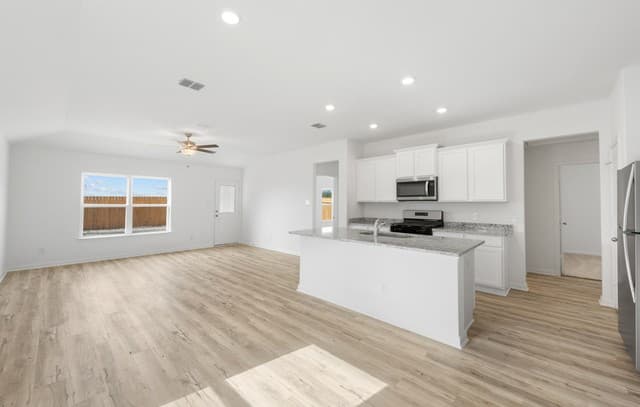 3-bedroom rental at 15251 Telfaire Meadow in Von Ormy, TX — photo 5