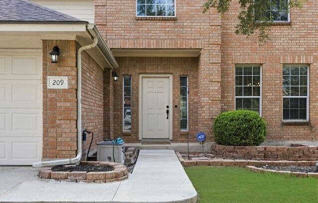 Home for sale at 209 Summit View in Cibolo, TX — photo 2