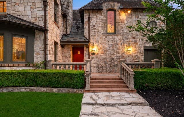 5-bedroom rental at 604 E Olmos in Olmos Park, TX — photo 3