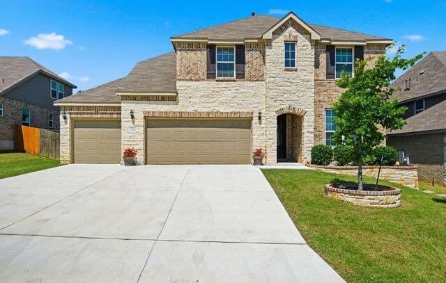 5-bedroom rental at 27613 Lodge Pole Pne in Boerne, TX — photo 1