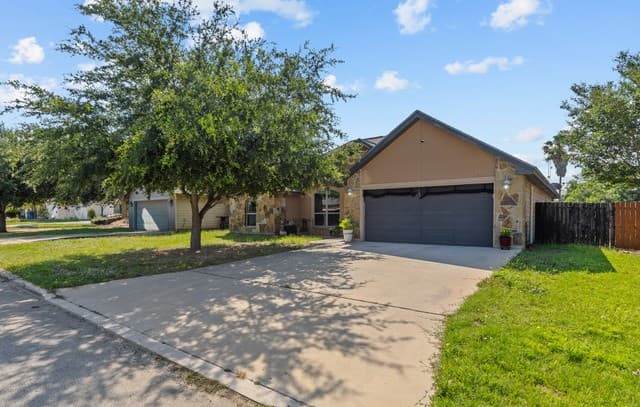 4-bedroom rental at 1812 Wandering Trail in Pleasanton, TX — photo 1