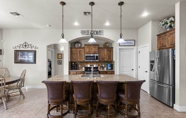 4-bedroom rental at 1812 Wandering Trail in Pleasanton, TX — photo 5