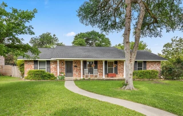 3-bedroom rental at 126 Kenwood Ave in Boerne, TX — photo 2