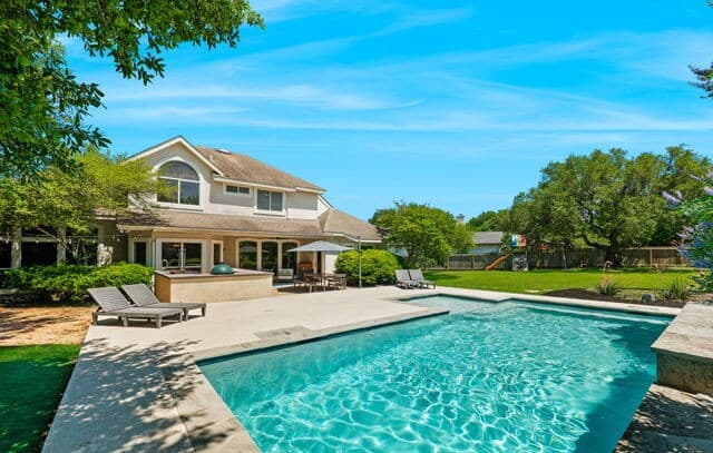 4-bedroom rental at 8522 Fairway Bend Dr in Boerne, TX — photo 2