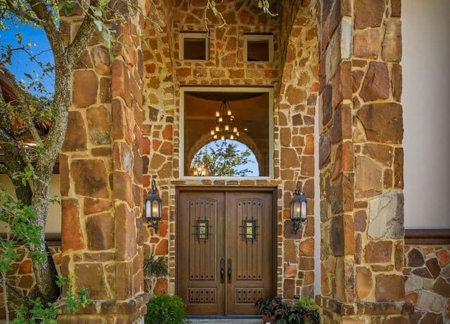 5-bedroom rental at 14950 Iron Horse Way in Helotes, TX — photo 3