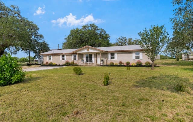 4-bedroom rental at 1081 County Road 773 in Devine, TX — photo 1