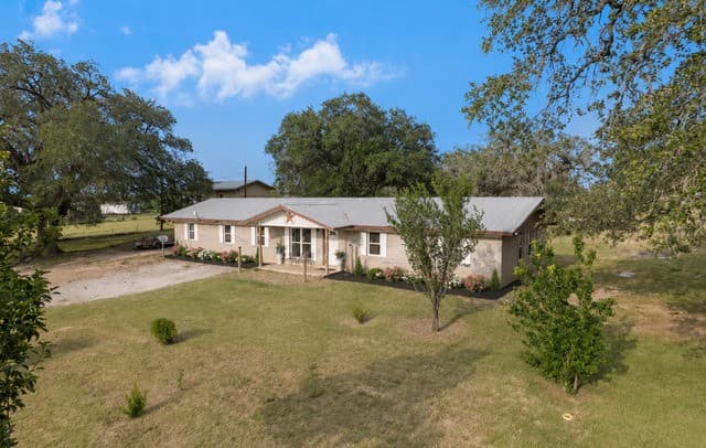 4-bedroom rental at 1081 County Road 773 in Devine, TX — photo 2