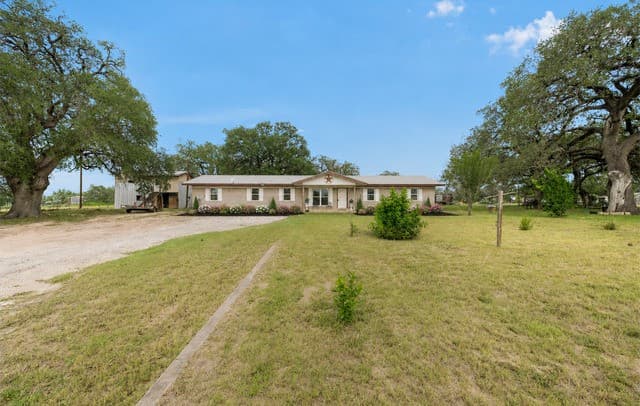 4-bedroom rental at 1081 County Road 773 in Devine, TX — photo 3