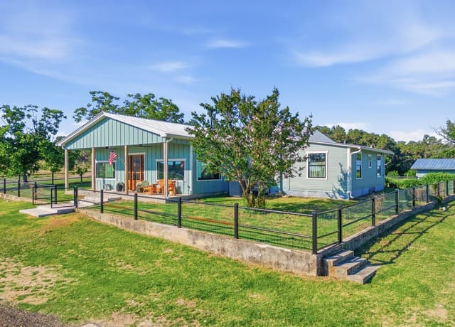 3-bedroom rental at 835 Winans Ranch Rd in Bandera, TX — photo 2