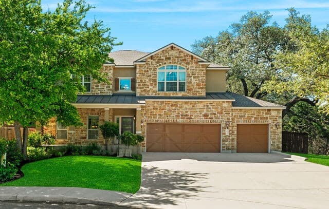 5-bedroom rental at 221 Windsor Dr in Boerne, TX — photo 2