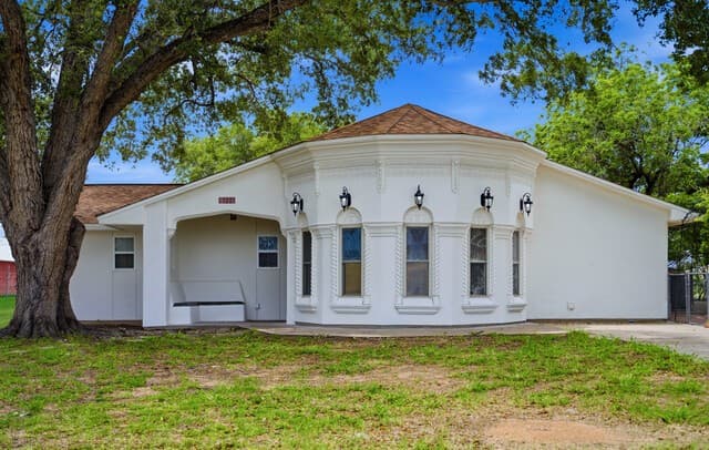 3-bedroom rental at 1221 Encino Dr in Pleasanton, TX — photo 1