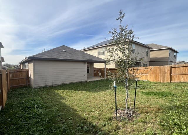3-bedroom rental at 324 Middle Green Loop in Floresville, TX — photo 2