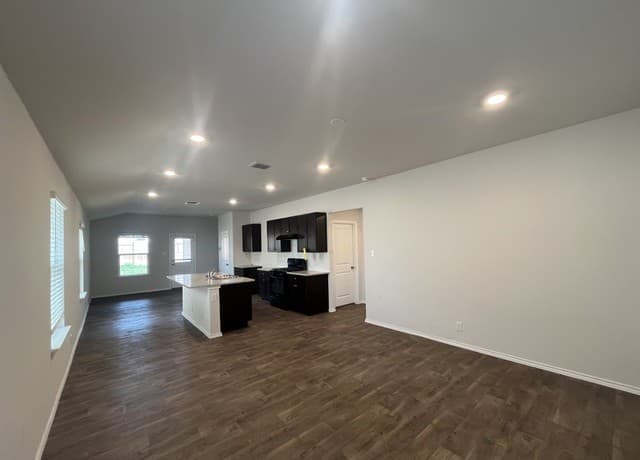 3-bedroom rental at 324 Middle Green Loop in Floresville, TX — photo 3