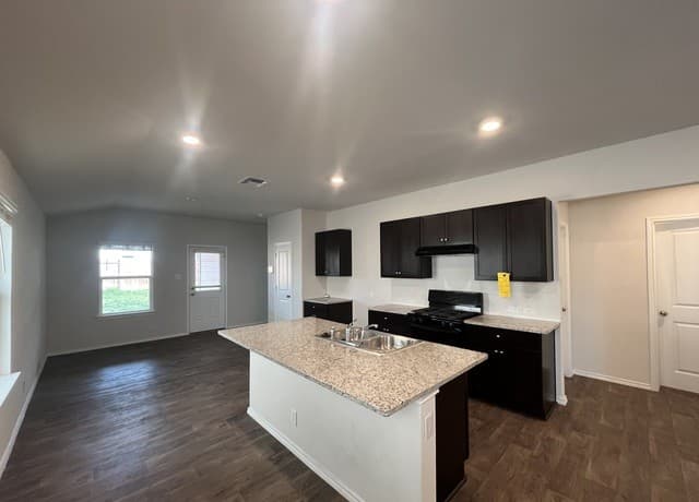 3-bedroom rental at 324 Middle Green Loop in Floresville, TX — photo 4
