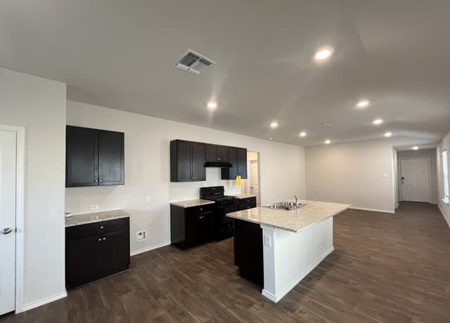 3-bedroom rental at 324 Middle Green Loop in Floresville, TX — photo 5