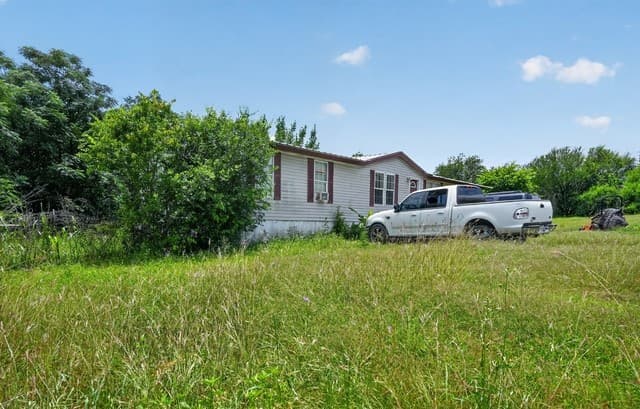 4-bedroom rental at 975 County Road 6753 in Devine, TX — photo 3