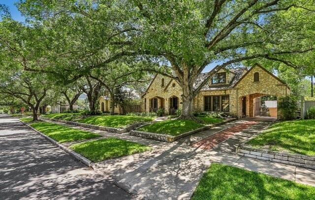 4-bedroom rental at 248 Rosemary Ave in Alamo Heights, TX — photo 2