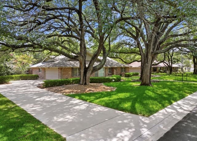 4-bedroom rental at 105 Cobblestone in Castle Hills, TX — photo 2