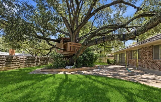 4-bedroom rental at 105 Cobblestone in Castle Hills, TX — photo 3
