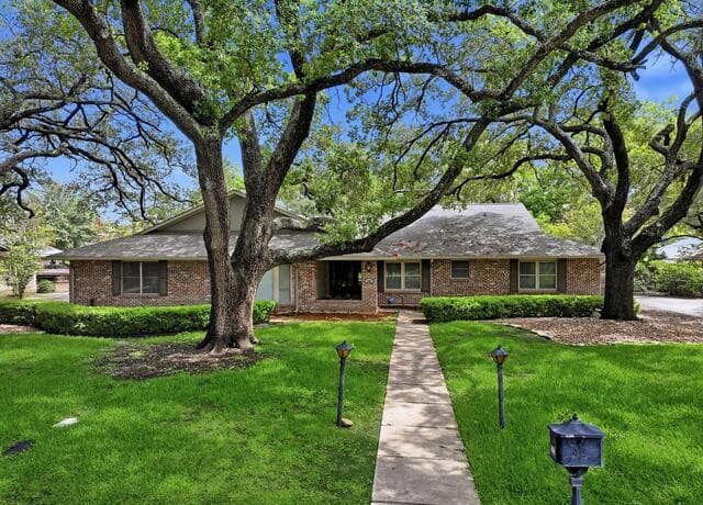 4-bedroom rental at 105 Cobblestone in Castle Hills, TX — photo 4