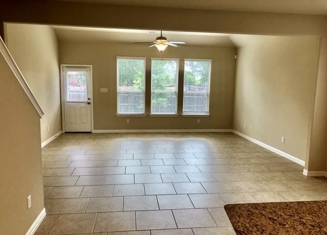 4-bedroom rental at 10352 Shadowy Dusk in Schertz, TX — photo 2