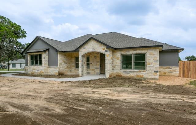 3-bedroom rental at 490 North Star Dr in Bandera, TX — photo 1