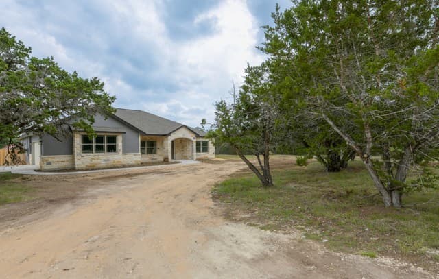 3-bedroom rental at 490 North Star Dr in Bandera, TX — photo 2