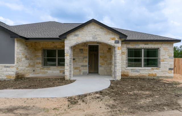 3-bedroom rental at 490 North Star Dr in Bandera, TX — photo 3