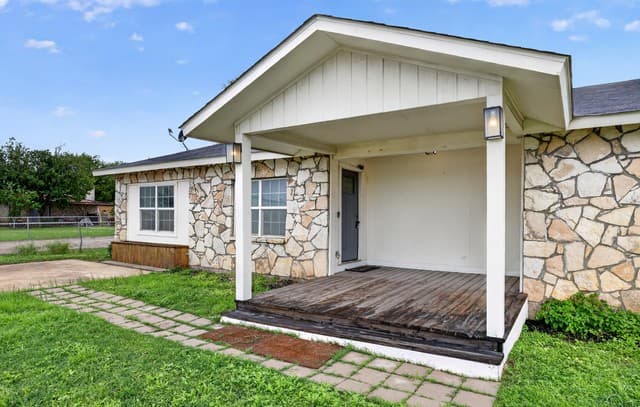 3-bedroom rental at 715 Walnut St in Jourdanton, TX — photo 2