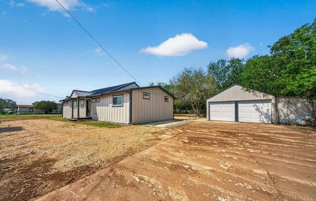 3-bedroom rental at 502 Waltom Ave in Jourdanton, TX — photo 2
