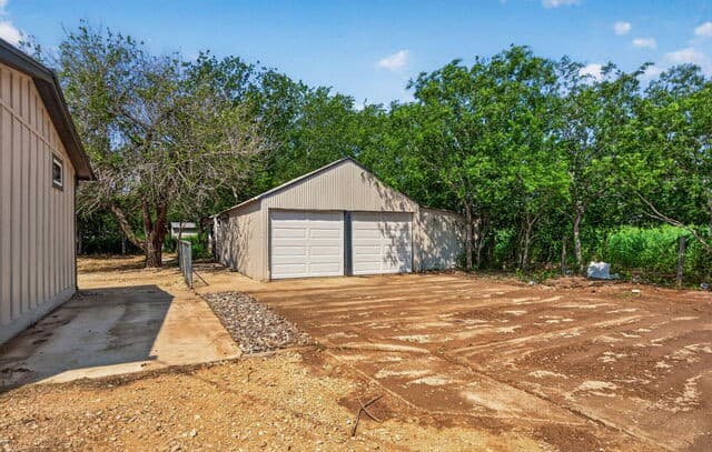 3-bedroom rental at 502 Waltom Ave in Jourdanton, TX — photo 3