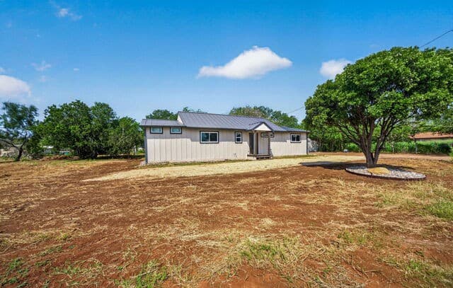 3-bedroom rental at 502 Waltom Ave in Jourdanton, TX — photo 5
