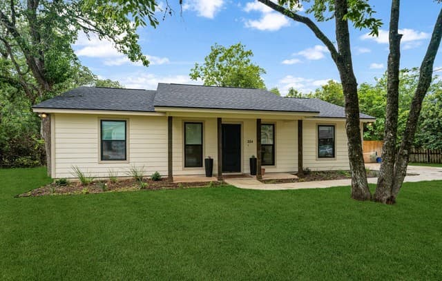 Home for sale at 324 Ebner St in Boerne, TX — photo 2