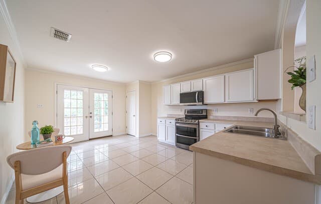 4-bedroom rental at 10259 Crystal Vw in Universal City, TX — photo 4