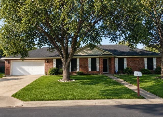 3-bedroom rental at 106 Weese Ln in Pleasanton, TX — photo 1