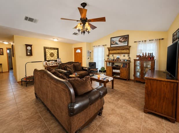3-bedroom rental at 106 Weese Ln in Pleasanton, TX — photo 2